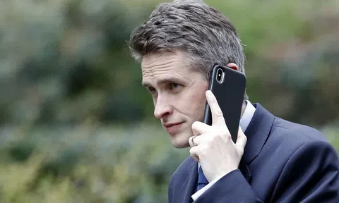 Bộ trưởng quốc phòng Anh bị sa thải vì rò rỉ thông tin về Huawei