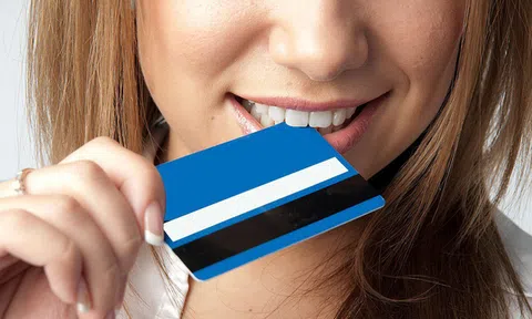 Nghiên cứu của ĐH Newcastle: Cứ 1 tuần trôi qua, mỗi người lại ăn vào lượng nhựa đủ để ép 1 chiếc thẻ ngân hàng!