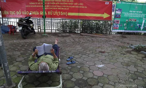 Trải chiếu nằm ngủ, say sưa đọc sách bên bờ sông Tô Lịch