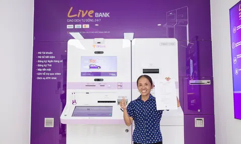 Nhận nút vàng của “thằng cháu Youtube”, bà Tân vlog lần đầu gửi tiết kiệm