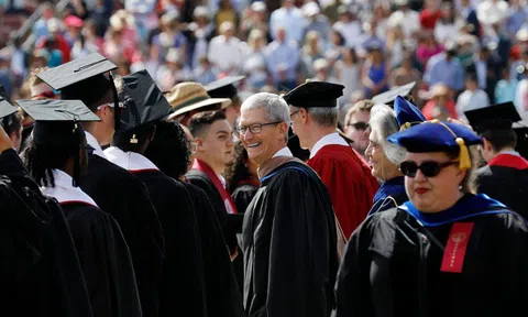 Trước khi cánh cửa đại học khép lại, cánh cửa "trường đời" mở ra, CEO Apple Tim Cook gửi gắm sinh viên 8 lời khuyên đắt giá