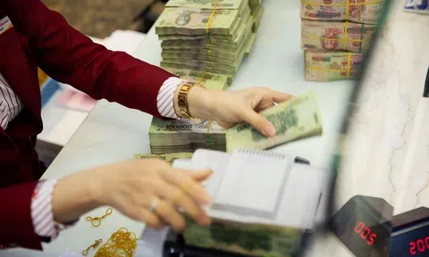 Đi mua nhà, người Việt Nam vẫn cầm theo vàng và tiền mặt