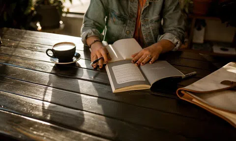 Đọc sách có 3 giai đoạn, đời người cũng có 3 tầng cảnh giới: Điều tuyệt diệu nhất trên đời là đọc sách và đọc chính chúng ta!