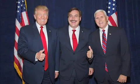 Bị vợ bỏ, không xu dính túi, mất ngủ kinh niên vì nghiện ma túy, người đàn ông này tự làm gối để dễ ngủ hơn và trở thành "Vua gối" của nước Mỹ, thân cận với TT Trump