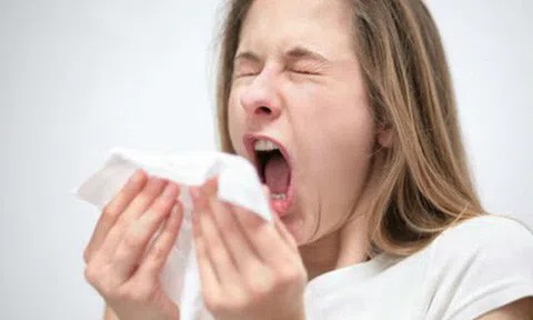 Làm giàu online với nữ sinh "IQ 1000": Tự quay video mình hắt xì, bán giá tiền triệu để trả nợ học phí