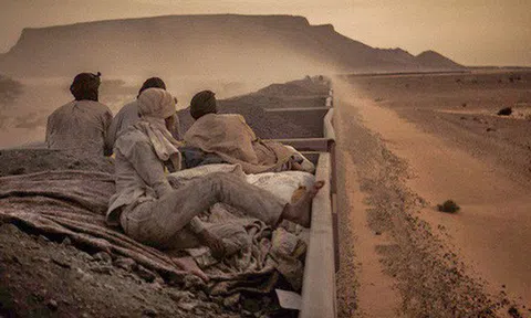 Cùng vượt sa mạc, 1 đoàn chết hết, 1 đoàn sống sót lại kiếm được tiền: Lý do rất đáng ngẫm