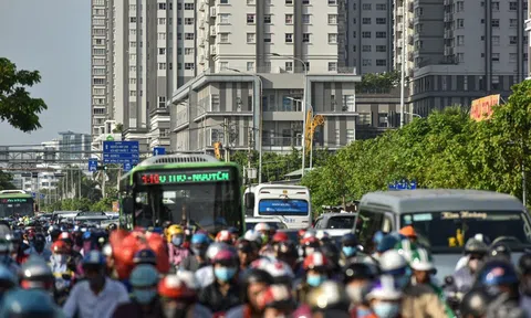 Bao giờ các trục đường nối quận 7 với trung tâm Sài Gòn hết kẹt cứng