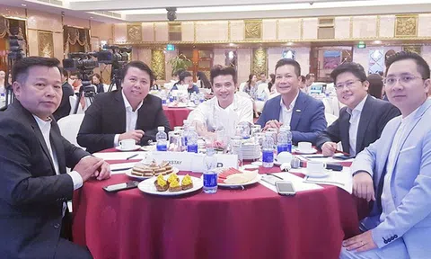 Nghi vấn dàn "cá mập" là chỗ "thân quen" với startup vừa nhận được deal 6 triệu USD Luxstay: Lộ hình ảnh Shark Hưng, Shark Việt cùng Shark Dzung trong sự kiện của Luxstay năm ngoái