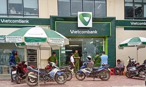Cướp nã nhiều phát súng khi xông vào ngân hàng Vietcombank