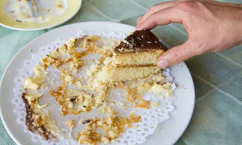 Người Việt chừa lại miếng thức ăn cuối cùng - sĩ diện hay lãng phí?