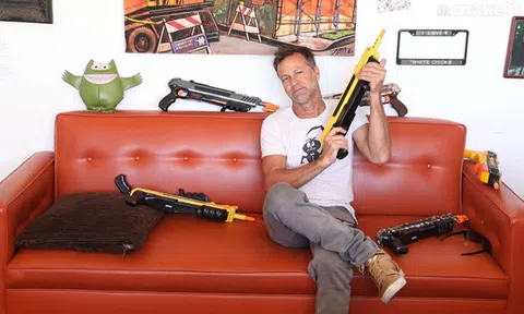 Bỏ học cấp 3, nghề nghiệp không ổn định, phát minh ra súng muối bắn… ruồi và trở thành triệu phú đô la