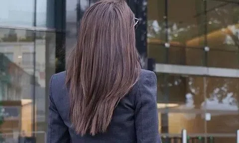 Trợ lý xinh đẹp đòi nghỉ việc, giám đốc nhờ gọi 1 cú điện thoại và dặn 7 câu khiến cô đỏ mặt