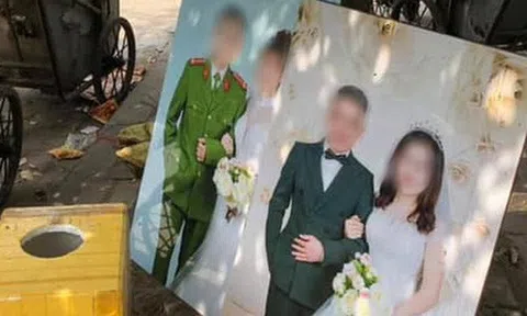 Nhìn 2 bức ảnh cưới đặt cạnh nhau giữa nơi tập kết rác mà bao người đượm buồn