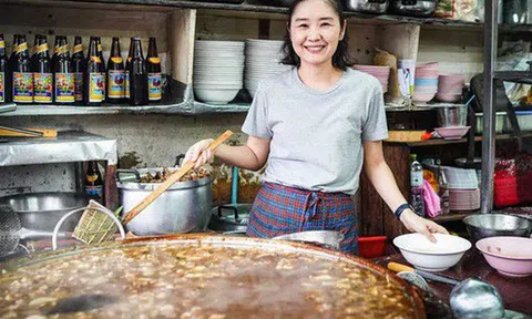 Nhà hàng suốt 45 năm hầm đi hầm lại chảo nước dùng, nước tràn ra đông đặc quanh chảo vẫn được thực khách kéo đến nườm nượp