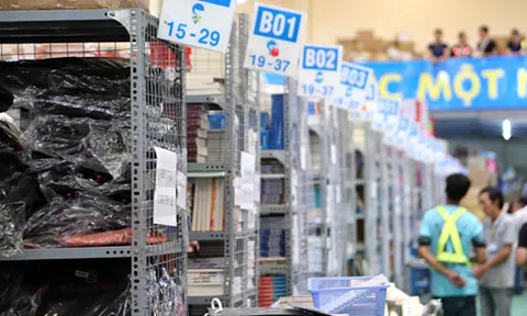 Thương mại điện tử - kẻ lỗ vì mở kho, người mê 'showbiz hóa'