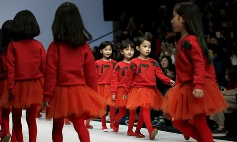 Ngành công nghiệp mẫu nhí thu về tỷ đô nhờ bóc lột