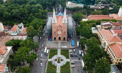 Hàng trăm thương hiệu 'bao vây' Nhà thờ Đức Bà Sài Gòn