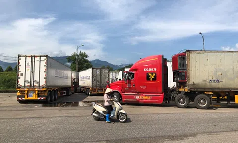 Trung Quốc bất ngờ cấm hàng trăm xe container Việt Nam qua biên giới