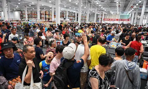 Dân Trung Quốc tranh cướp nhau để được mua hàng Mỹ