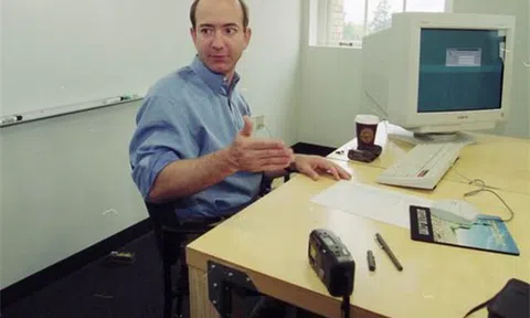 Tỷ phú hàng đầu thế giới làm việc trên chiếc bàn thế nào?