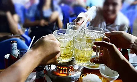 Người Việt tranh nhau trả tiền ăn uống vì sĩ diện là kém văn minh