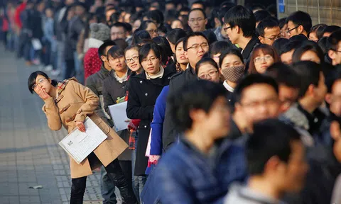 Chẳng riêng Việt Nam, giới trẻ Trung Quốc cũng đang đau đầu vì học lắm mà vẫn "vô dụng"