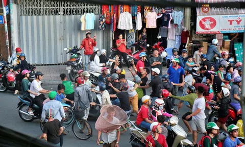 Đội quân "cô hồn sống" trèo tường, lao vào tranh cướp tiền cúng gây náo loạn đường phố Sài Gòn
