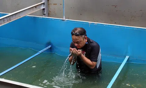 Cận cảnh chuyên gia Nhật Bản tắm nước sông Tô Lịch