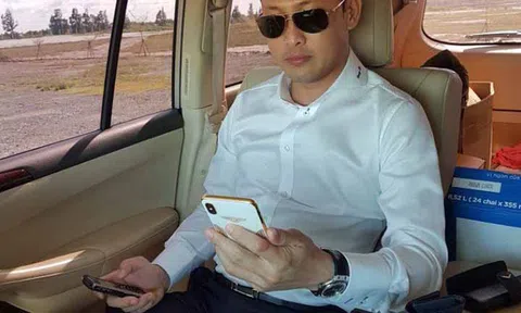 'Thiếu gia' nổi tiếng xứ Cà Mau khoe hàng xấp tiền USD trên mạng