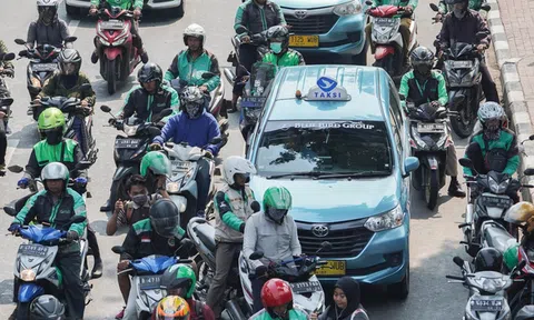 Không coi tài xế là nhân viên 'biên chế', không cần đảm bảo tiền lương cũng như trợ cấp và bảo hiểm y tế, Grab và Gojek tiết kiệm hàng trăm triệu USD