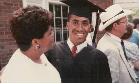 Từng là thủ khoa trường cấp 3, tốt nghiệp ĐH Yale, nhân viên ngân hàng phố Wall, giờ đây người đàn ông này trở thành vô gia cư chỉ vì vài sai lầm...