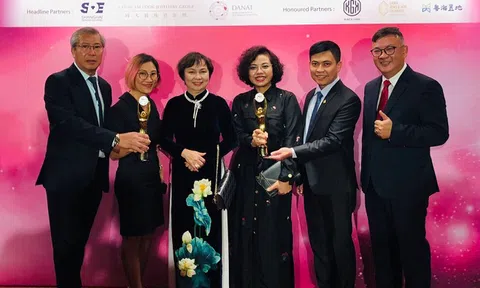 Chủ tịch PNJ Cao Thị Ngọc Dung nhận giải Oscar của ngành kim hoàn châu Á