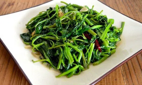 Từ chuyện đĩa rau muống xào tỏi, các bạn trẻ sẽ hiểu vì sao nên trân trọng những việc 'rót nước pha trà' chán ngắt khi mới đi làm