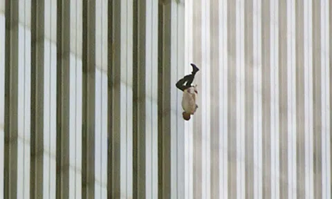 Nỗi tuyệt vọng đầy ám ảnh đằng sau bức ảnh "người đàn ông rơi" trong vụ khủng bố 11/9