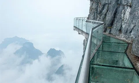 Như một trò đùa: cầu kính gần Sa Pa được hô hào khai trương vào 2/9, sát ngày lại hoãn và đây là những hình ảnh thực tế gây bất ngờ