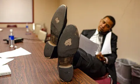 Những bức ảnh đời thường của vợ chồng Obama ngày xưa: Đôi giày rách gắn bó một thời với cựu Tổng thống Mỹ hóa ra có ý nghĩa đặc biệt