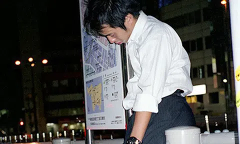 Chùm ảnh về các doanh nhân ngủ trên đường phố mô tả chân thực về văn hóa làm việc khắc nghiệt nhất thế giới của Nhật Bản