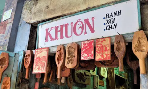 Bảng hiệu "kiệm lời" và câu chuyện kinh doanh lạ của ông chủ hàng khuôn bánh phố cổ Hà Nội