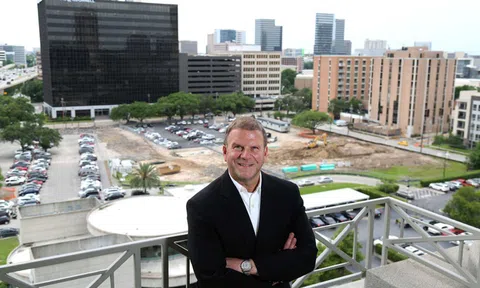 Hành trình từ cậu nhóc lột tôm trong nhà hàng trở thành tỷ phú sở hữu căn nhà “đắt đỏ” nhất nhì nước Mỹ