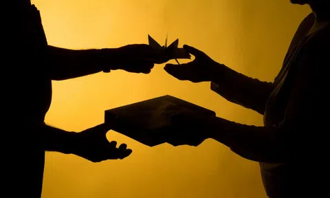 Chuyện cậu nhân viên quèn bất ngờ được mời làm trợ lý của vua thép; nữ giám đốc mất chức vì một câu nói của ông lão quét rác: Bài học thăng hạng đời người nên nhớ!