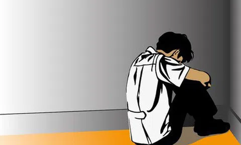 Một trăm triệu bạn tôi dùng để trang trí cho căn phòng thuê trọ, một trăm triệu mẹ tôi đắn đo có nên li hôn: Đời không chỉ rất dở, nó lại còn chật hẹp...