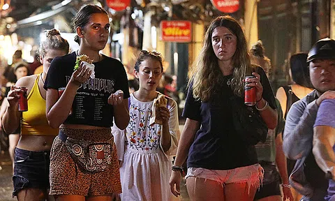 Khách Tây chật vật chơi đêm