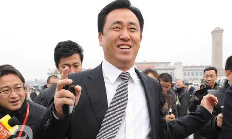 Vợ một tay sắp xếp cuộc đời chồng từ chàng trai nghèo đến tỷ phú siêu giàu sau 2 thập kỉ, thế nhưng ngày bà "lộ diện" ai cũng bất ngờ