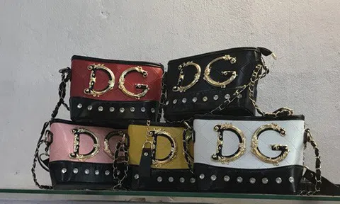 Túi "hàng hiệu" Gucci, Chanel, LV, Charles&Keith... giá chỉ từ 30.000 đồng/chiếc chất đống tại cửa hàng