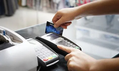Mất tiền vì thói quen đưa thẻ tín dụng cho nhân viên nhà hàng quẹt hộ