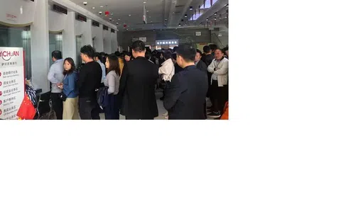 Nghe tin ngân hàng sắp phá sản, người dân Trung Quốc đổ xô đi rút tiền