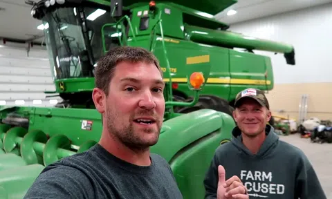 Chàng nông dân kiếm tiền từ Youtube gấp năm lần làm nông