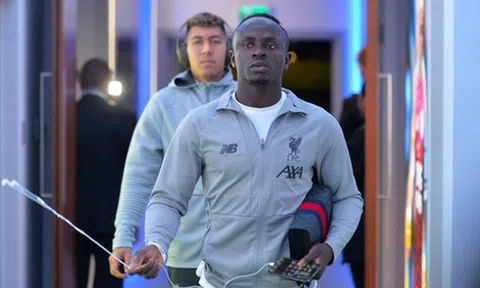 Nhận lương 19,5 tỷ mỗi tháng nhưng vì sao Sadio Mané vẫn sử dụng iPhone vỡ màn hình, dùng tai nghe có dây rẻ tiền thay vì AirPods?