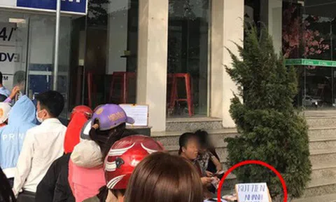 Góc cơ hội: Người đàn ông kê bàn mở dịch vụ 'rút tiền nhanh' ngay cạnh cây ATM đang có hàng chục người chen chúc ngày giáp Tết