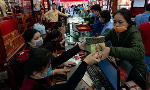Tiệm vàng ở Hà Nội quá tải vì người dân đổ xô đi bán vàng